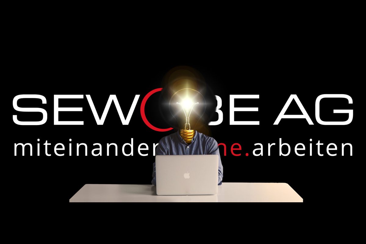 Mann am Schreibtisch der eine Idee hat und im Hintergrund das SEWOBE AG Logo - Unternehmenssoftware und Startupsoftware